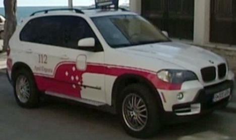 Clericii Arhiepiscopiei Tomisului se plimbă cu un BMW X5 inscripţionat ca o Ambulanţă